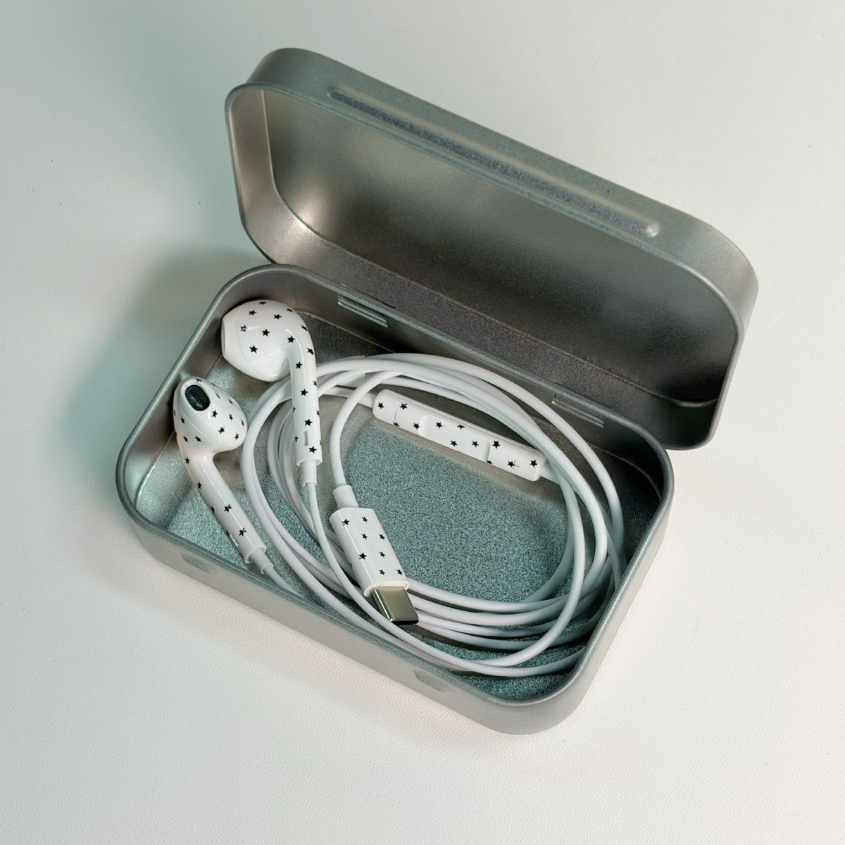 🎧💖 Cute Star & Polka Dot USB-C Wired Earbuds – Girly Aesthetic Earphones with Mic & Metal Storage Case ✨