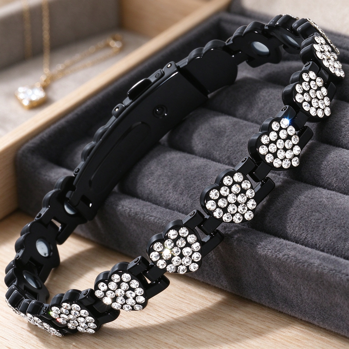 Fashionable magnetic heart-shaped metal bracelet