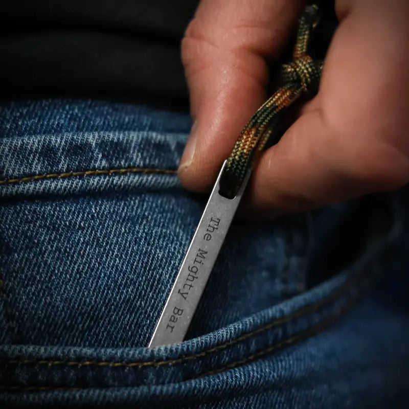 🛠️Powerful pry bar - Extra strong keychain pry bar, suitable for everyday use